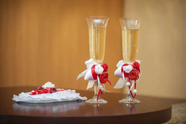 Due bicchieri di champagne sul tavolo — Foto Stock