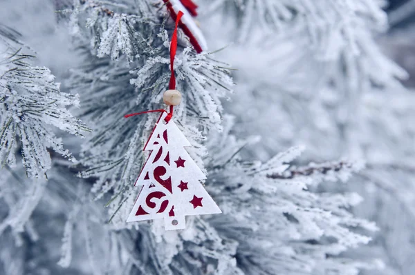 Fondo de Navidad con árbol de Navidad cubierto de nieve y juguete de Navidad — Foto de Stock