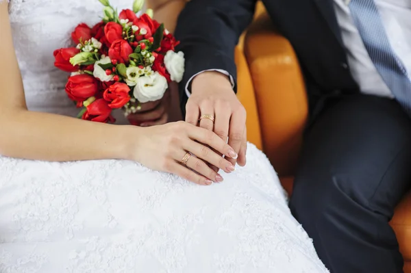 Mani con anelli sposa e sposo — Foto Stock