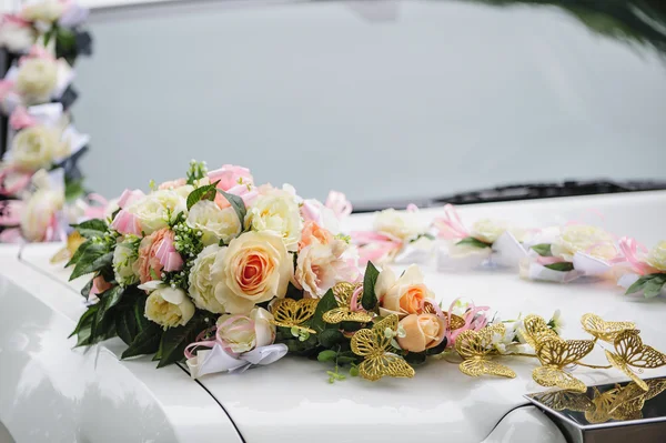 Свадебный автомобиль украшение цветов с розами и бабочками — стоковое фото