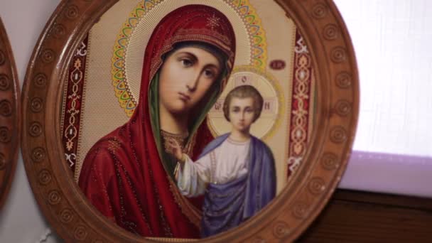 Красивая православная икона в номере — стоковое видео