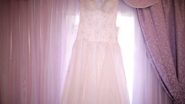 Schönes Kleid der Braut auf einem Hintergrund aus Vorhängen — Stockvideo