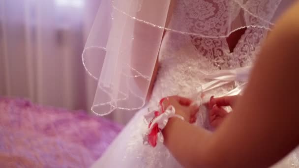 Dama de honra está ajudando a noiva a se vestir — Vídeo de Stock