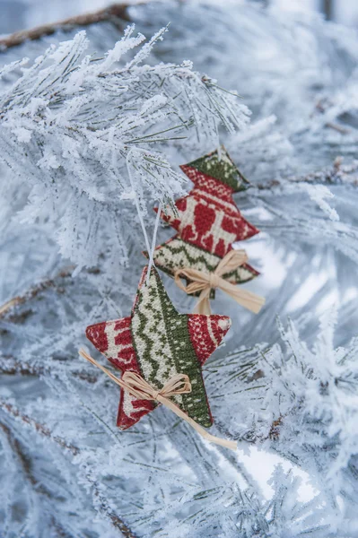 Bir karlı ağaç üzerinde yılbaşı oyuncakları — Stok fotoğraf