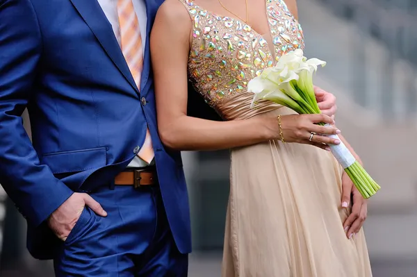 The groom embraces the bride — Stock Photo, Image