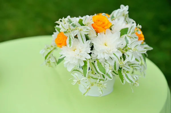 Kwiaty na stole — Zdjęcie stockowe