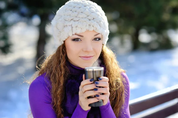 Winterfrau mit heißem Kaffee — Stockfoto