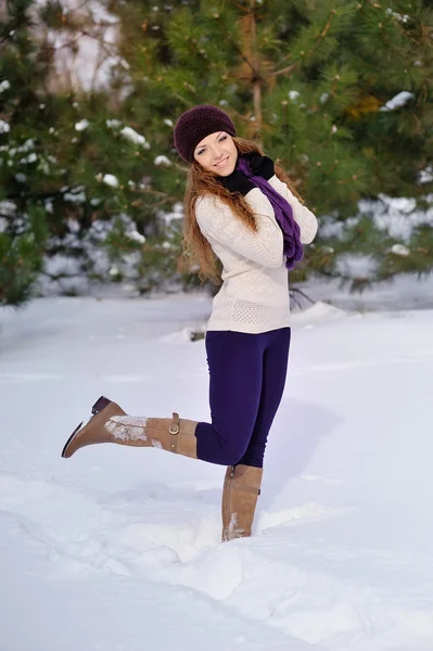 Zima dziewczyna za śnieg drzewa — Zdjęcie stockowe