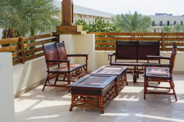 dış mekan mobilya rattan koltuklar ve masa, terasta 