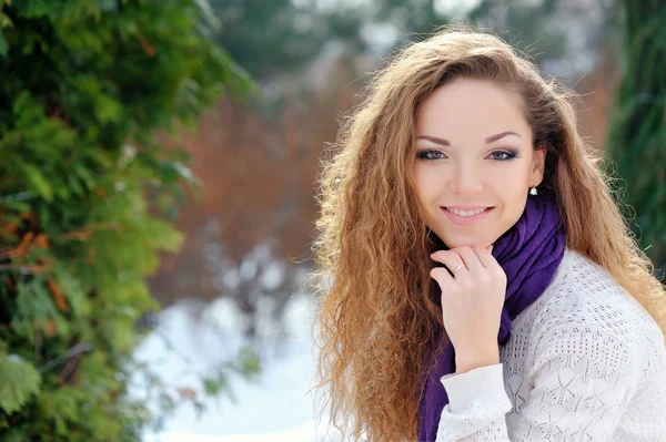 Jovem mulher bonita vestindo roupas de inverno — Fotografia de Stock