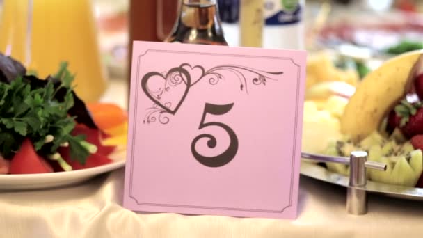 Вишукано прикрашений весільний стіл в ресторані — стокове відео
