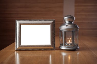 eski fotoğraf çerçevesi ahşap masa arka planı üzerinde bir 