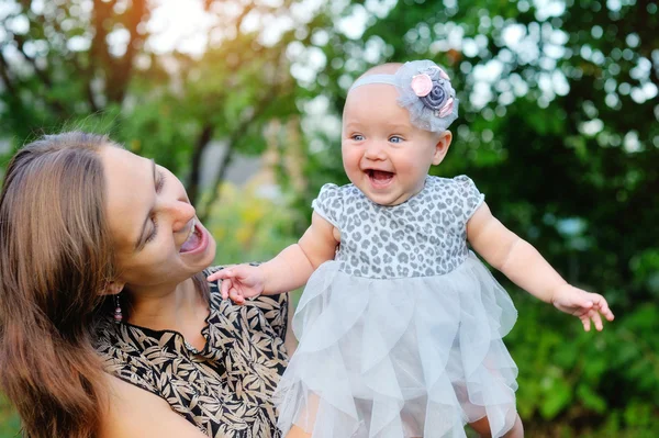 Feliz madre e hija sonriendo al aire libre en un parque —  Fotos de Stock