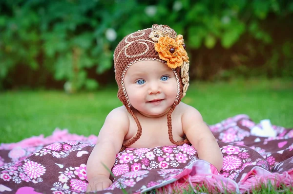 Un pequeño bebé lindo está mirando a la cámara y está usando una b —  Fotos de Stock