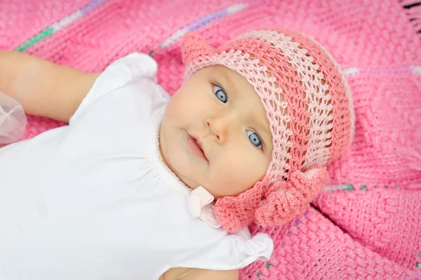 Um bebê em um chapéu de malha rosa — Fotografia de Stock