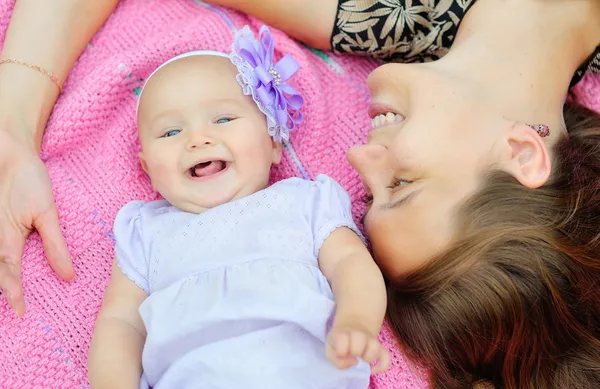 Schöne Mutter und Baby im Freien. Natur. Schönheit Mama und ihr c — Stockfoto