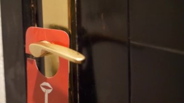Otel odası kapısı tabelası. Red, kapı koluna askı taktırma. Çekim