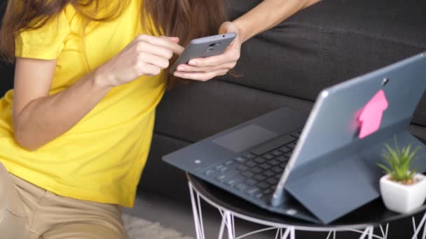 Ung affärskvinna surfar internet på smartphone på arbetsplatsen. Porträtt av affärskvinna kontrollera e-post innehåll på nätet hemma. kvinnlig frilansare — Stockvideo