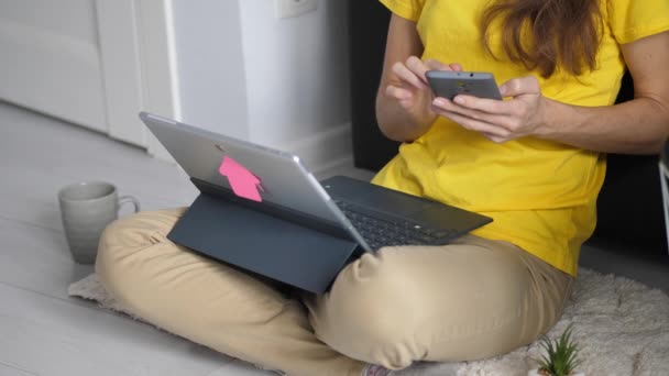 Young businesswoman browsing internet on smartphone at work place. Portrait of business woman checking e-mail content online at home. female freelancer — Stock Video
