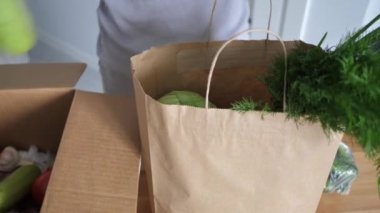 İnsanlara yardım etmek için. Sebze paketini elden ele dağıtabilirsin. Güvenli karantina, ulaşılamayan teslimat servisi yiyeceği. Paketleme şablonu