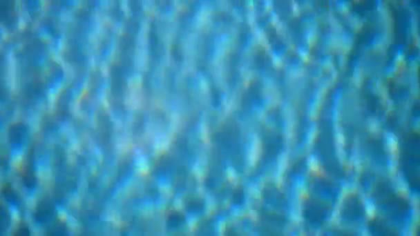 夏日，清澈清澈清澈的浅蓝色海水在室外游泳池里荡漾、起伏，给人留下深刻印象的背景 — 图库视频影像