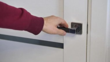 Ofiste beyaz ahşap kapıyı elle açan adamlar. Kapı kolunu tutuyorum. Tam HD video hareketi