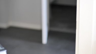 Mans ofiste kapalı beyaz ahşap kapı. Kapı kolunu tutuyorum. Tam HD video hareketi