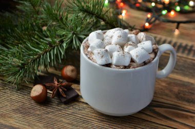 Bir fincan sıcak çikolata ya da marşmelovlu kakao. Sıcak kış tatili ve Noel
