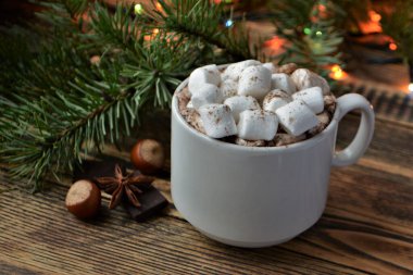 Bir fincan sıcak çikolata ya da marşmelovlu kakao. Sıcak kış tatili ve Noel