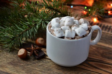 Bir fincan sıcak çikolata ya da marşmelovlu kakao. Sıcak kış tatili ve Noel