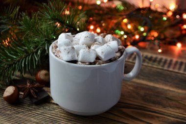 Bir fincan sıcak çikolata ya da marşmelovlu kakao. Sıcak kış tatili ve Noel