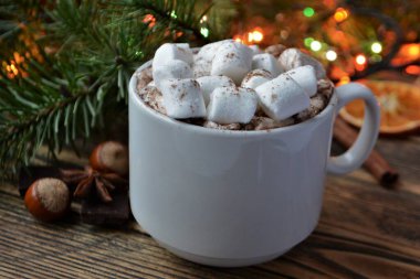 Bir fincan sıcak çikolata ya da marşmelovlu kakao. Sıcak kış tatili ve Noel