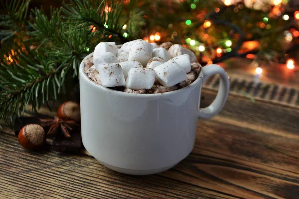 Bir fincan sıcak çikolata ya da marşmelovlu kakao. Sıcak kış tatili ve Noel