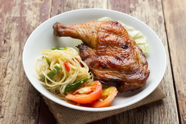 Ensalada de papaya y pollo asado —  Fotos de Stock