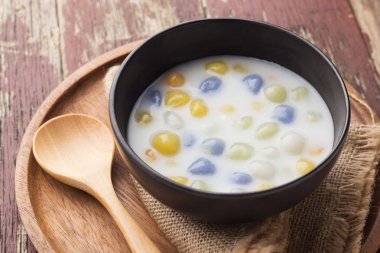 Bua loi, renkli top un ve Hindistan cevizi sütü ile Tay tatlı