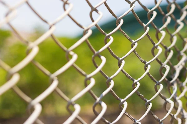 Cerca de arame com campo de futsal no fundo — Fotografia de Stock