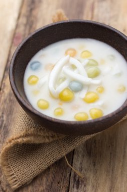 Renkli top un, hindistan cevizi, süt ve yumurta ile Tay sweetmeat :