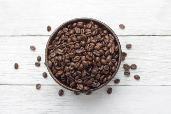 Granos de café en tazón de madera — Foto de Stock