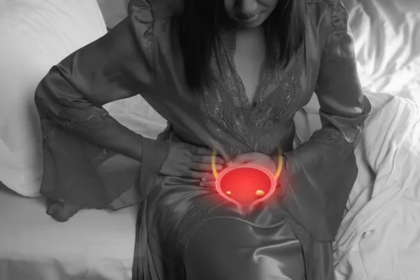 尿路炎と尿失禁を持つ女性 夜にクロッチを手で握っているサテンのナイトガウンの女性 女性との膀胱炎の症状 — ストック写真