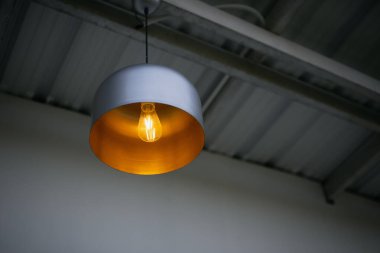 Çatının altındaki gri lamba. Ilık ampul