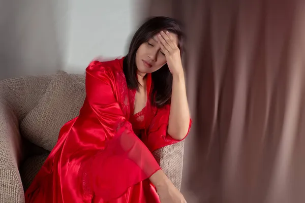 Thailand Kvinnor Röda Sidennattlinnen Och Långa Morgonrockar Känner Yrsel Eller — Stockfoto