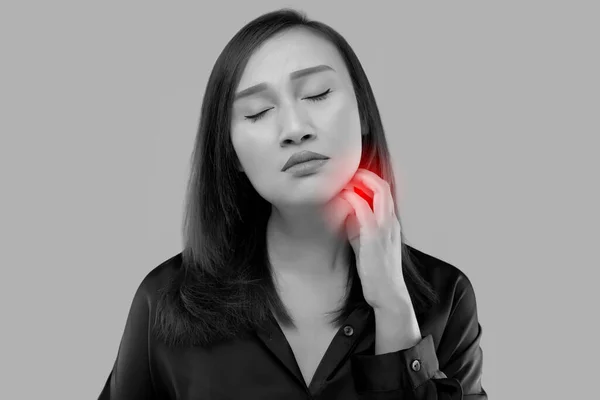 Mujer Asiática Rascó Cuello Sobre Fondo Gris — Foto de Stock