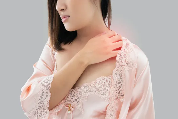 Mujer Asiática Con Picazón Cuello Hombro Sobre Fondo Gris —  Fotos de Stock
