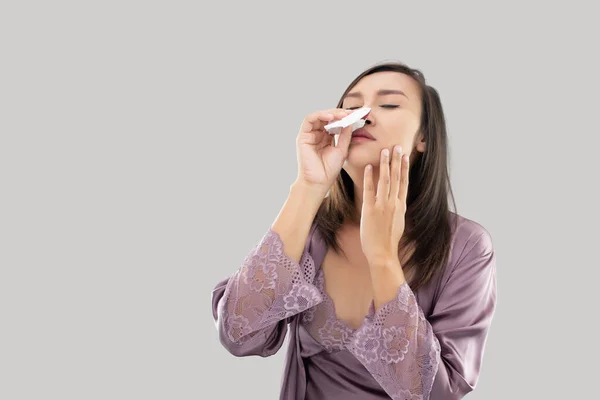 Mujeres Asiáticas Ropa Dormir Satén Con Hemorragia Nasal Epistaxis Sobre —  Fotos de Stock