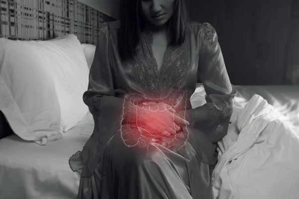 Mujer Asiática Ropa Dormir Satén Que Tiene Dolor Estómago Noche — Foto de Stock