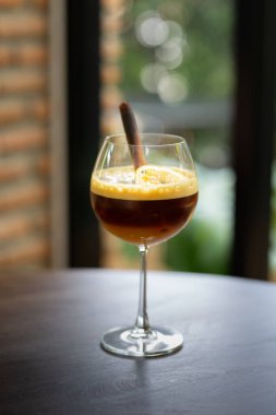 Temiz bardakta soğuk bir içecek.