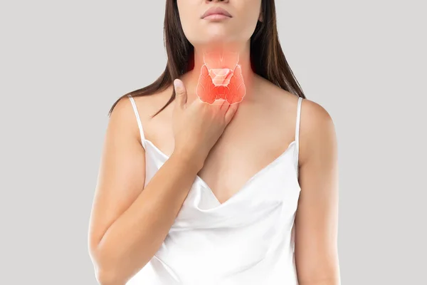 Женщины Контролируют Щитовидную Железу Боль Горле Людей Сером Фоне — стоковое фото
