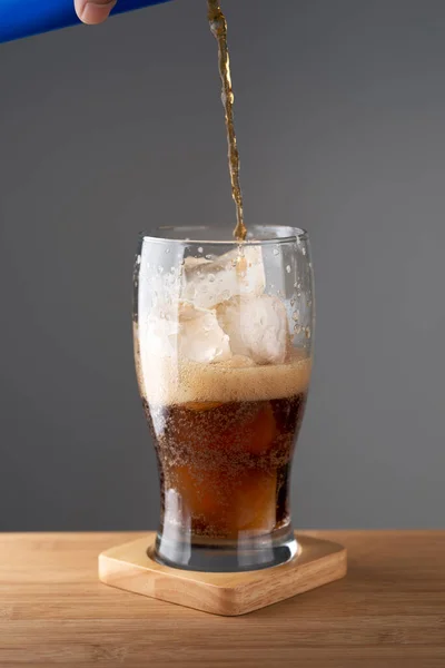 Консервы Наливают Безалкогольный Напиток Стакан Льдом — стоковое фото