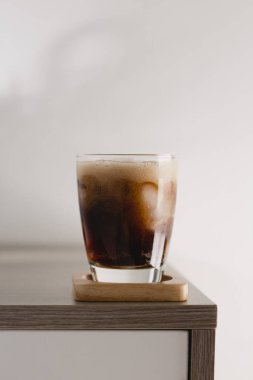 Buzlu bir bardak kola.