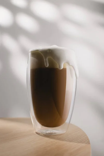 유리잔에 카푸치노 커피와 — 스톡 사진
